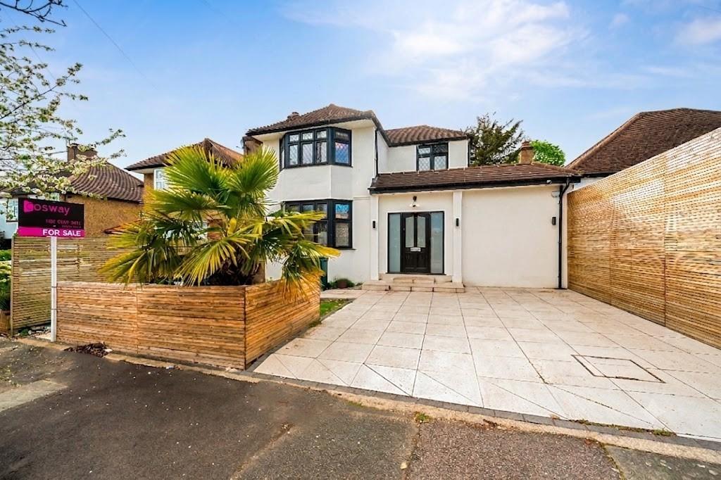 4 bed property in Featherstone Road, Mill Hill, NW7, London